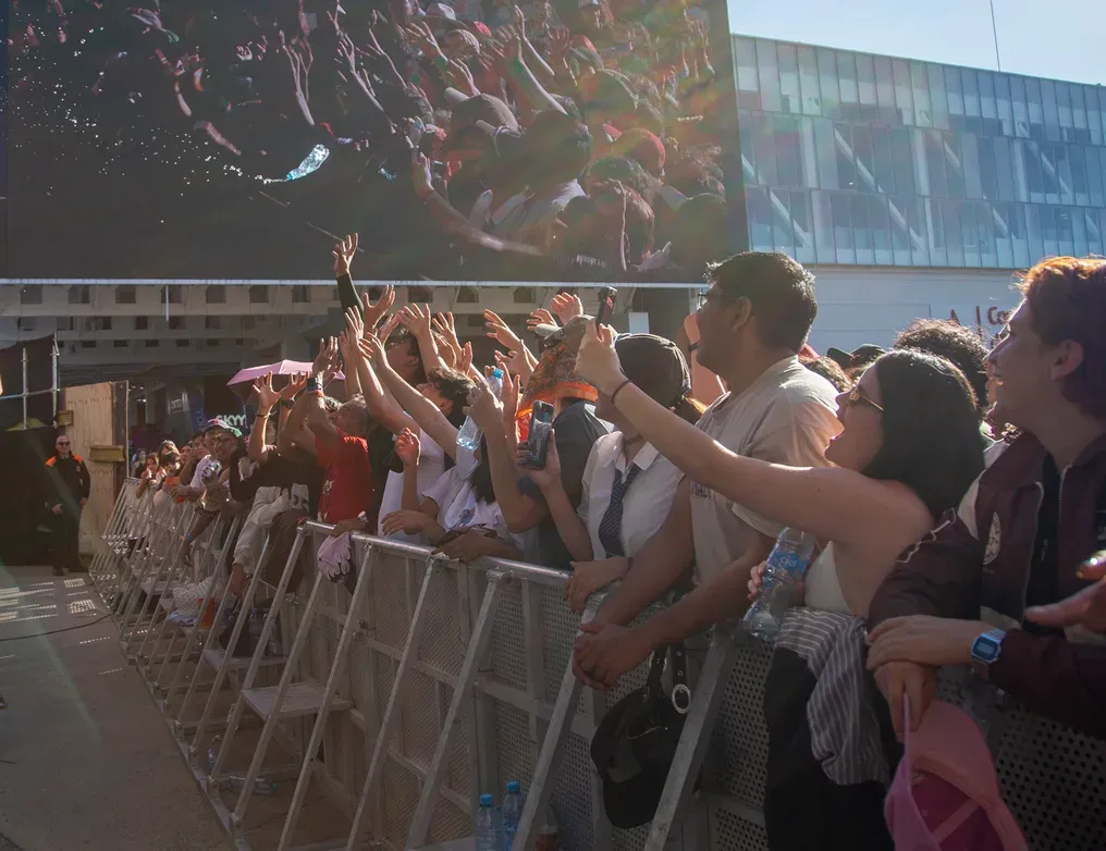 Público disfrutando de un concierto frente al escenario