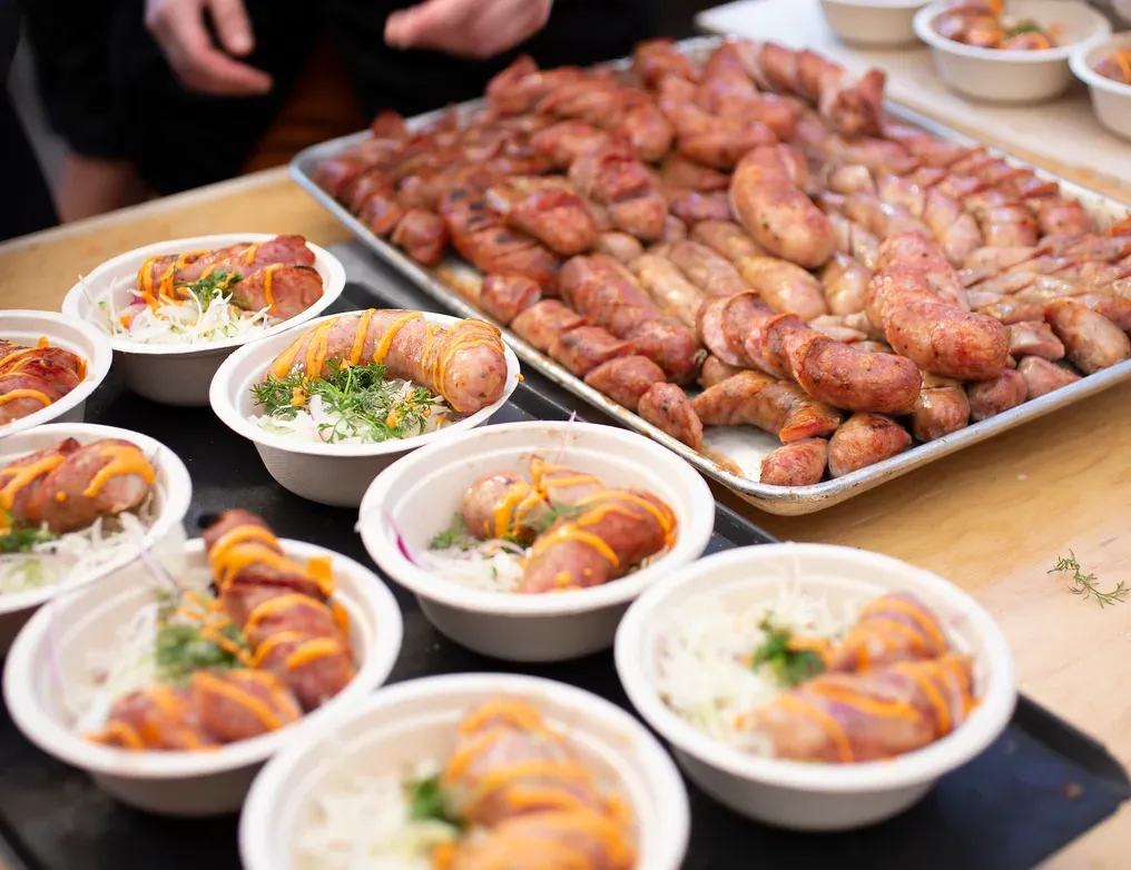 Platos y bandejas de comida preparados por los chefs